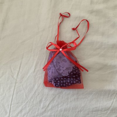Vend string pochon rouge souillé de mouille et de sperm de mes amants