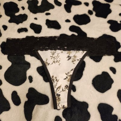 Lacey black and white thong with flowers – photo 3 of 3