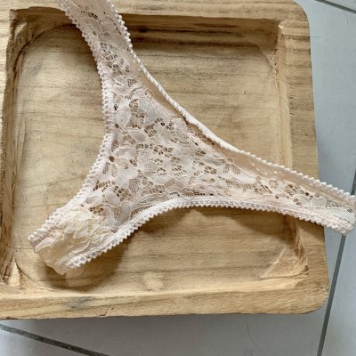 String dentelle beige