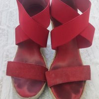 Sandalias de cuña muy gastadas y…