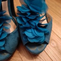 Scarpe pregne di piedini