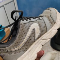 Deportivas grises muy usadas