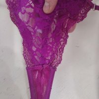Perizoma di pizzo viola impregna…