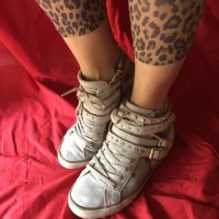 Sneakers super usate con leggins… - 1