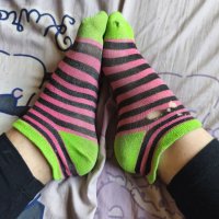 Calcetines destrozados de rayas …