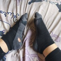Calcetines grises medio rotos