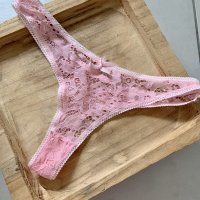 String dentelle rose pâle