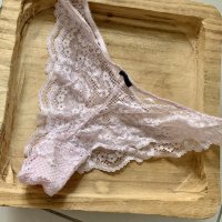 Tanga en dentelle rose pâle