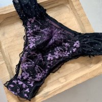 Tanga dentelle violet et noir