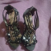 Zapatos de taconazo muy usados..…