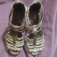 Zapatos blancos de taconazo usad…
