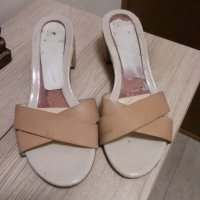 Zapatos de tacon muy usados,