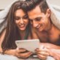 Guardare porno in coppia migliora intimità e comunicazione