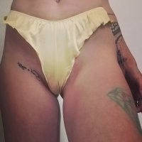 Tanga satin jaune