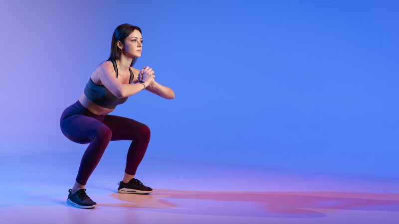 Une fille s'entraîne aux exercices de squat