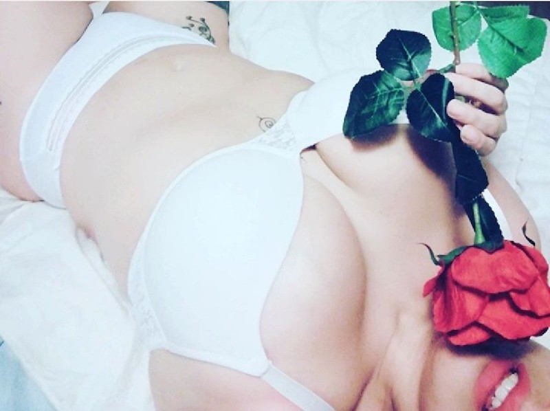 Foto de La Gata con una rosa