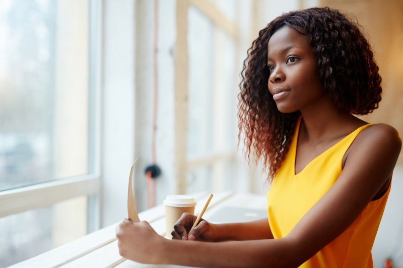 femme prenant des notes dans son agenda