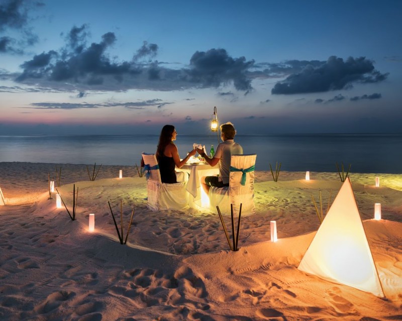 coppia durante una cena romantica in spiaggia