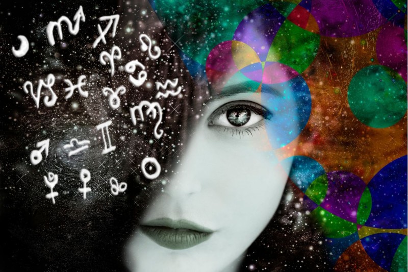 fondo universo, rostro de mujer y símbolos de los signos del zodiaco