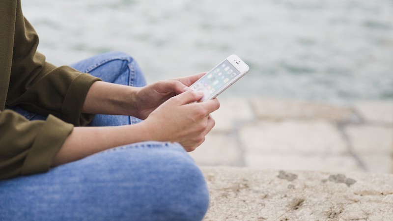 donna scrive al cellulare