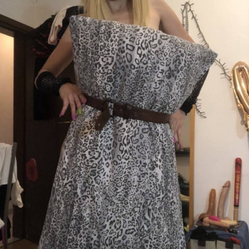 une femme participe au défi de l'oreiller