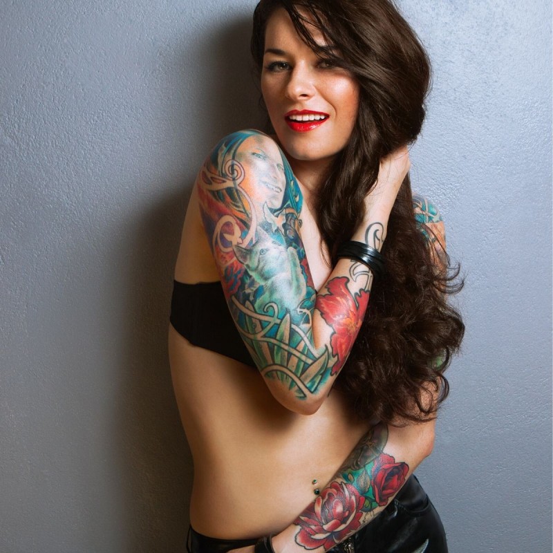 donna con tatuaggi