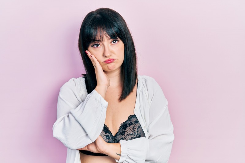 femme qui s’ennuie avec une chemise ouverte et un soutien-gorge