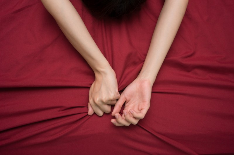 les bras d'une femme couchée dans son lit