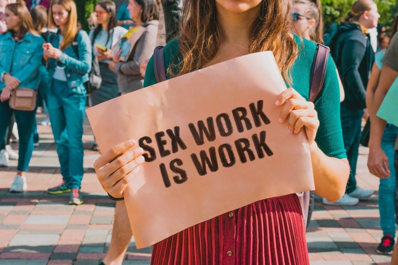 donna manifesta a tutela dei diritti dei sex worker