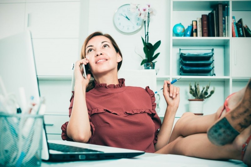 femme parlant au téléphone