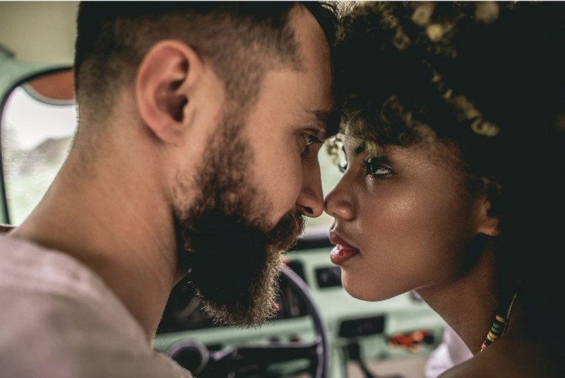 Couple d’amoureux se regardant dans les yeux