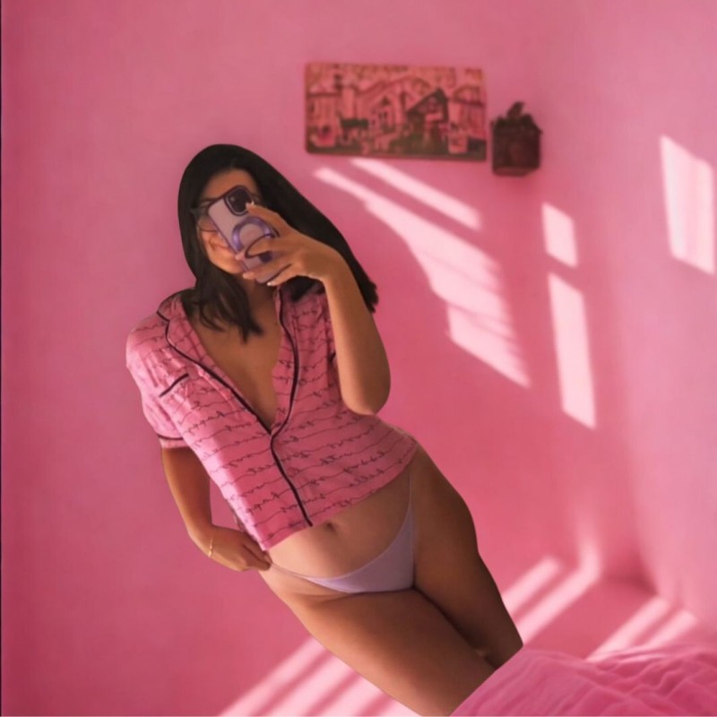 selfie di una ragazza in mutandine e maglietta davanti uno specchio