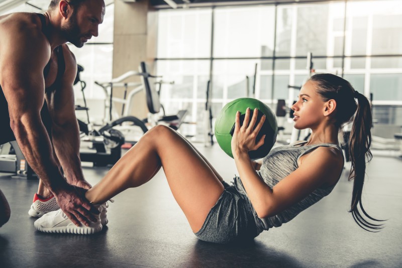 donna e uomo si allenano in palestra