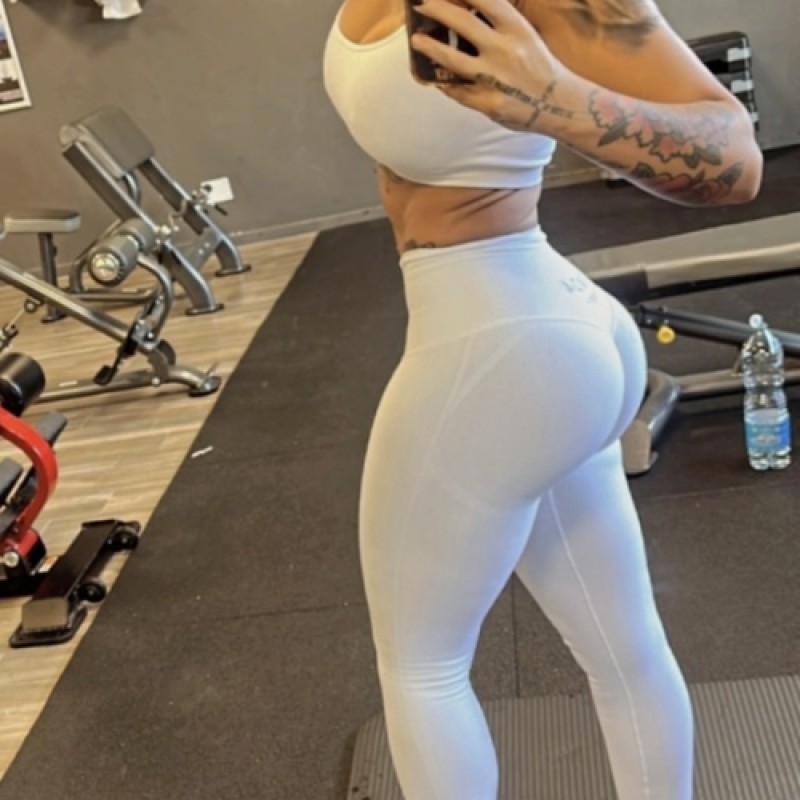 donna in posa durante esercizi in palestra