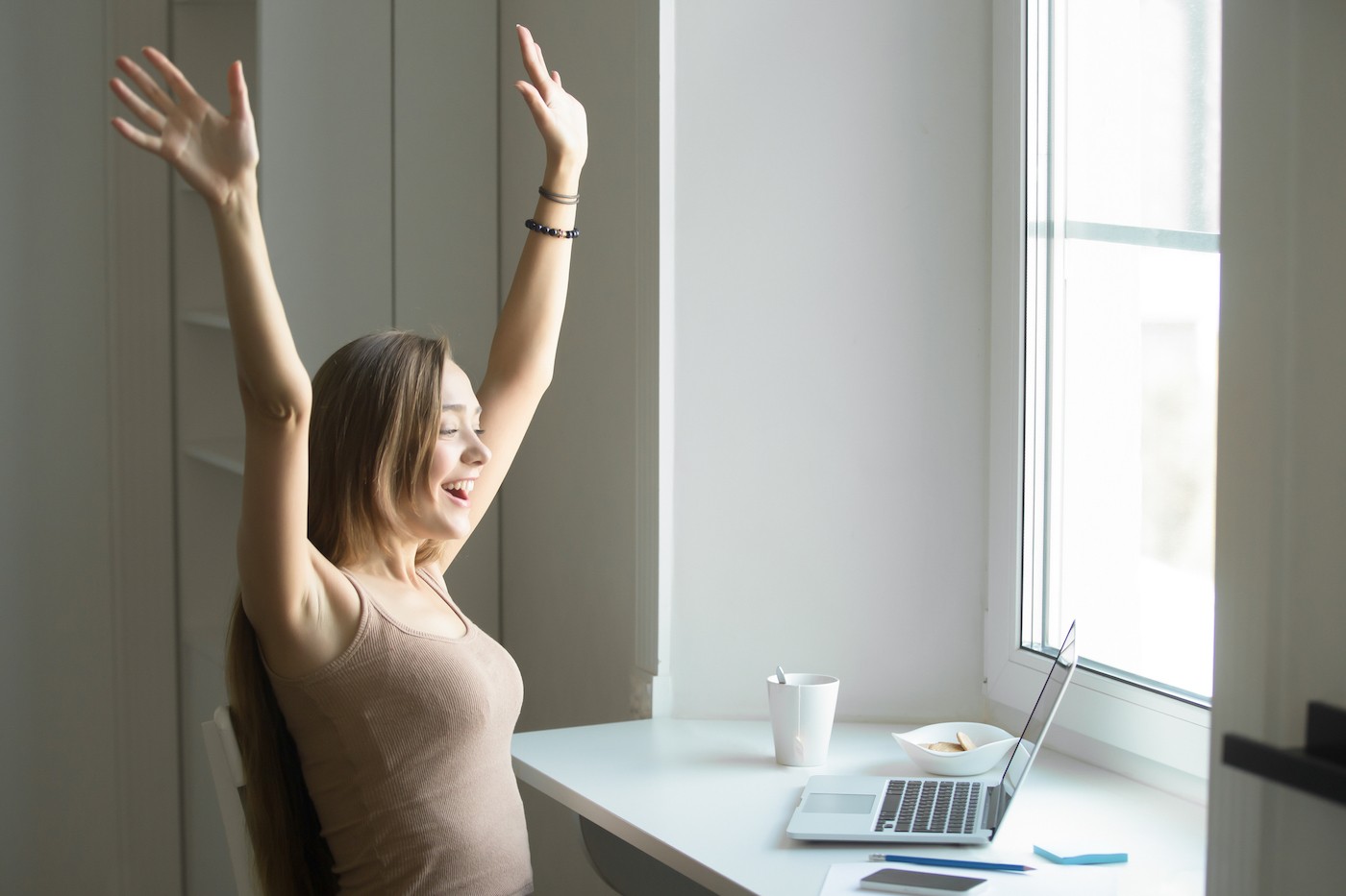 Mujer contenta por su primera venta de bragas usadas online