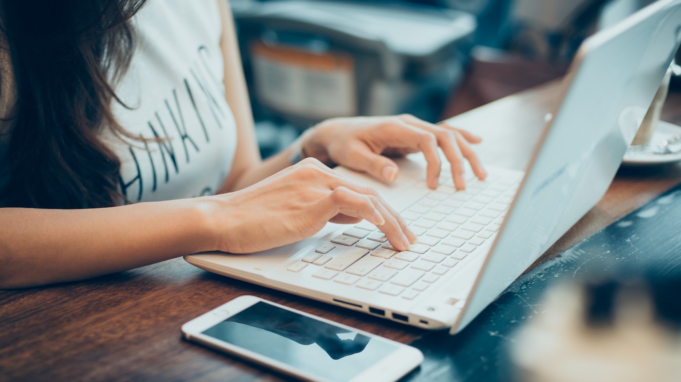Plano de cerca de mujer buscando cómo vendo mis bragas usadas en Internet